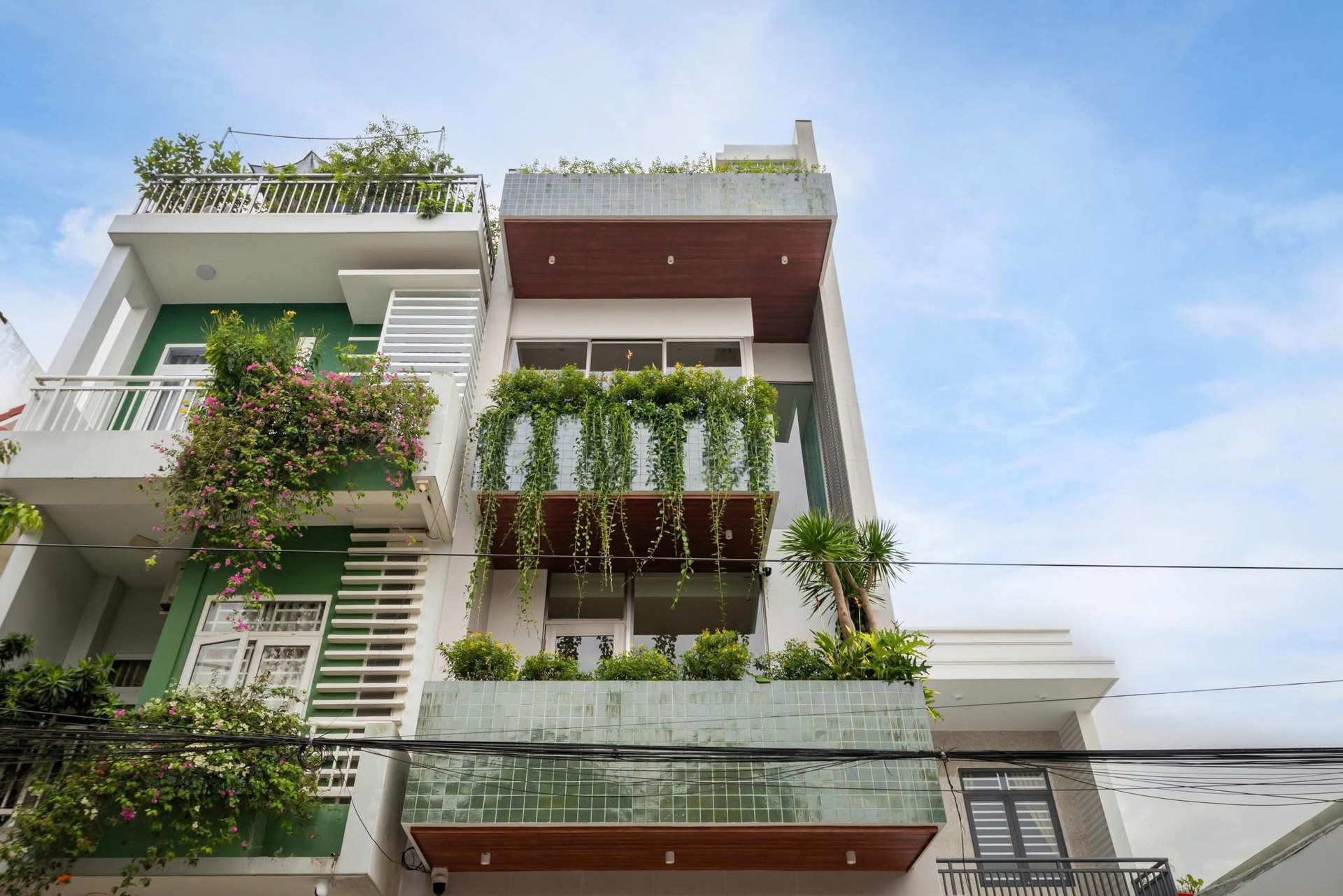Mặt tiền nhà phố với ban công cây xanh