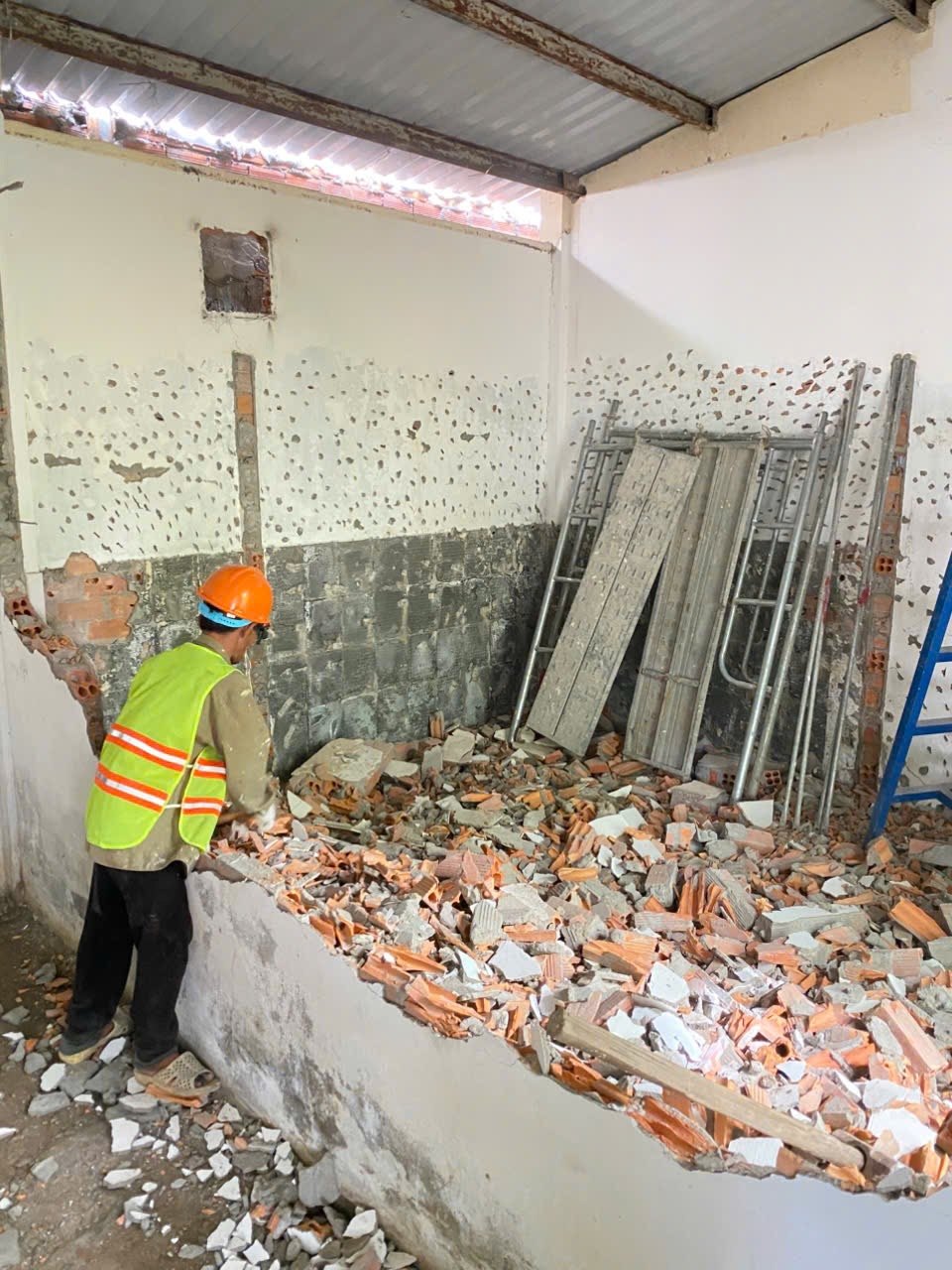 Hiện trạng c&ocirc;ng tr&igrave;nh trong qu&aacute; tr&igrave;nh th&aacute;o dỡ
