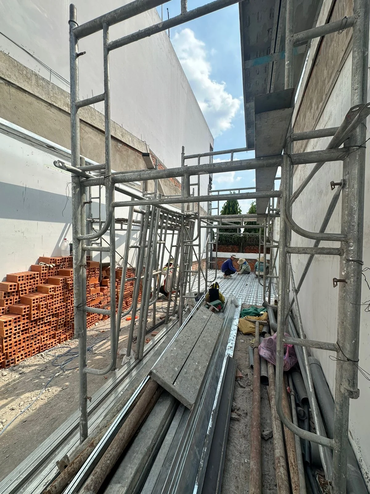 Công trường trong giai đoạn thi công trước hoàn thiện.